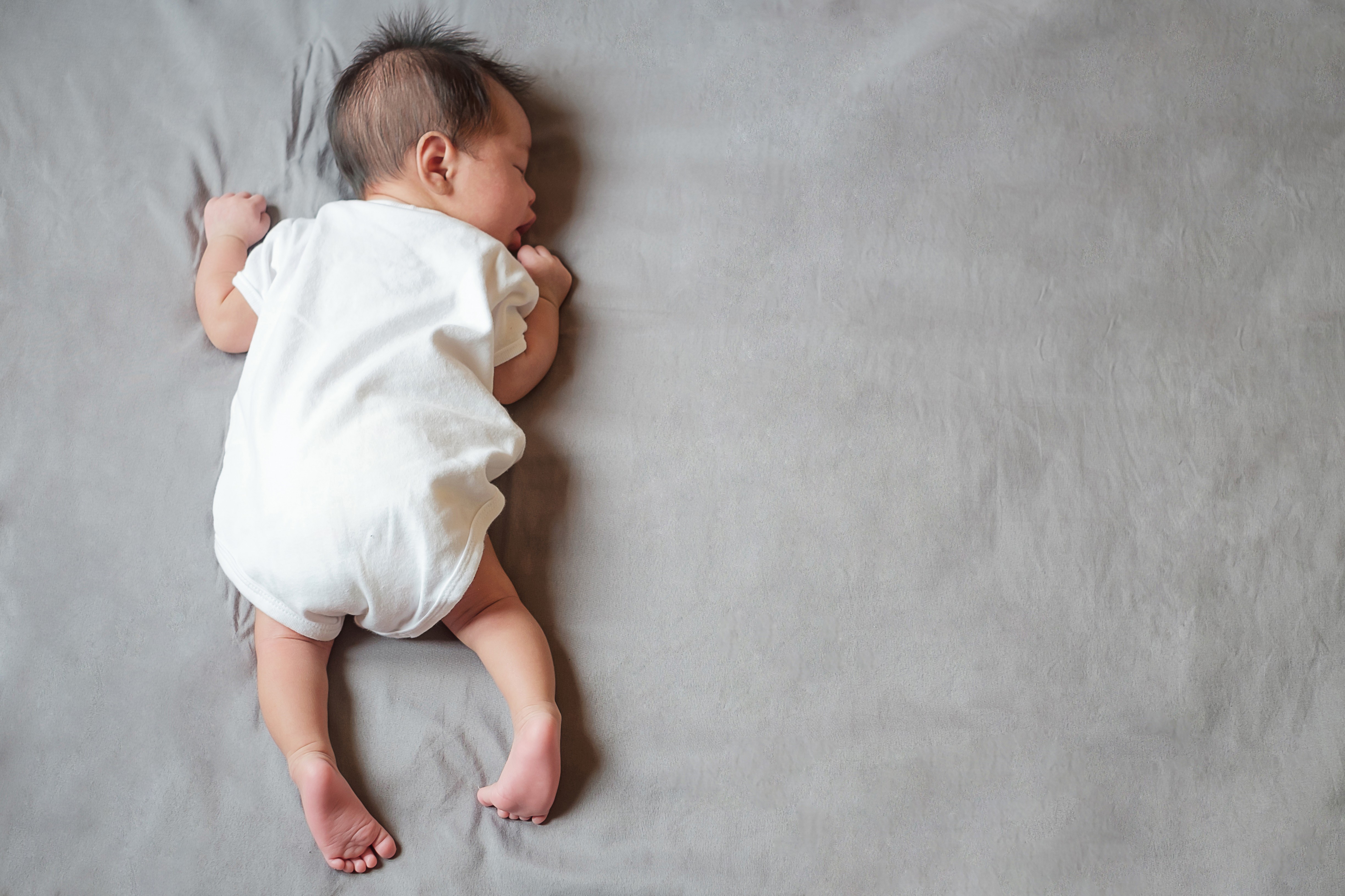 bayi tidur nungging, posisi tidur bayi, bayi tengkurap tidur, keamanan tidur bayi, posisi tidur aman bayi, Bunda, si Kecil